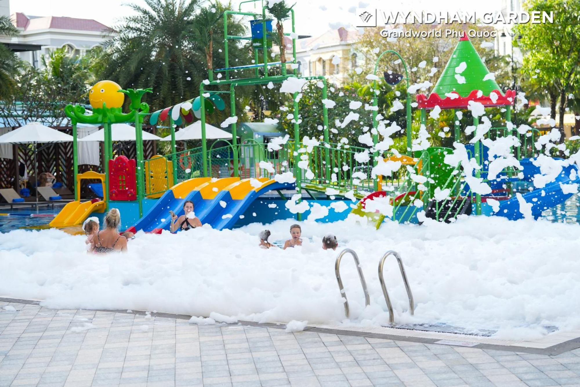 Отель Wyndham Garden Grandworld Дуонг-Донг Экстерьер фото